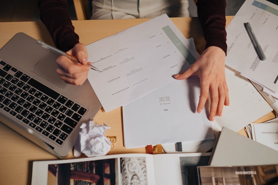 Detalle de notas editoriales y documentos para definir conceptos