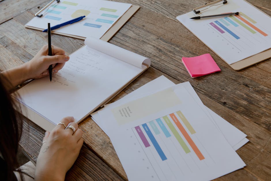 Checklist impreso con documentos organizados en una mesa de trabajo